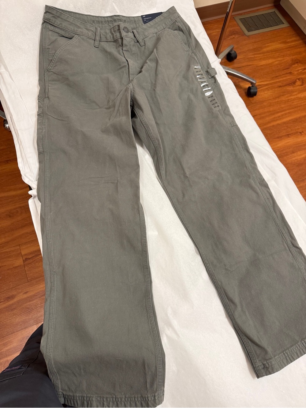 American Eagle Outfitters Men's Cargo Pants in Olive Green
